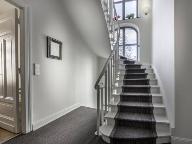 Pensez aussi aux tapis pour vos escaliers ; confort et sécurité garantis